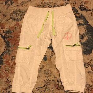 I am selling white pants that has pockets